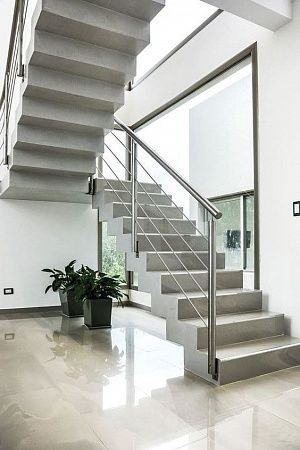 Отделка лестниц микроцементом - пример выполнения