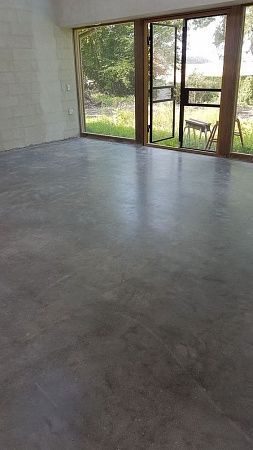 Нанесение микроцемента на пол - пример выполнения