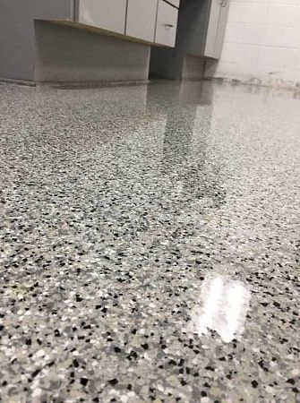 Промышленный полимерный наливной пол для гаража цена - образец Промышленный полимерный наливной пол для гаража цена - пример выполнения