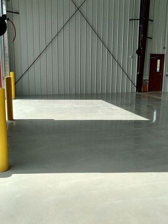 Промышленный полимерный наливной пол для гаража цена - образец Промышленный полимерный наливной пол для гаража цена - пример выполнения